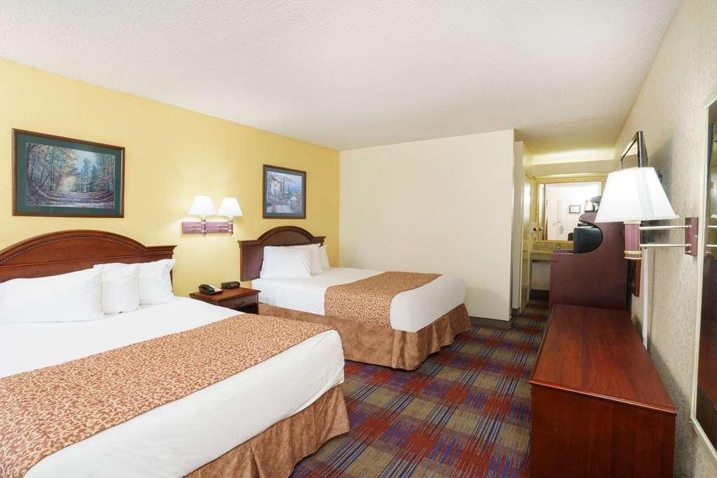 Travelodge By Wyndham Montgomery East Room photo